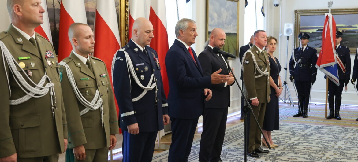 Prezydent odznaczył funkcjonariuszkę, która ratowała sierż. Sitkowi zabitego na granicy