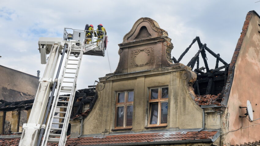 Pożar kamienicy w Poznaniu. Poszukiwani strażacy nie żyją