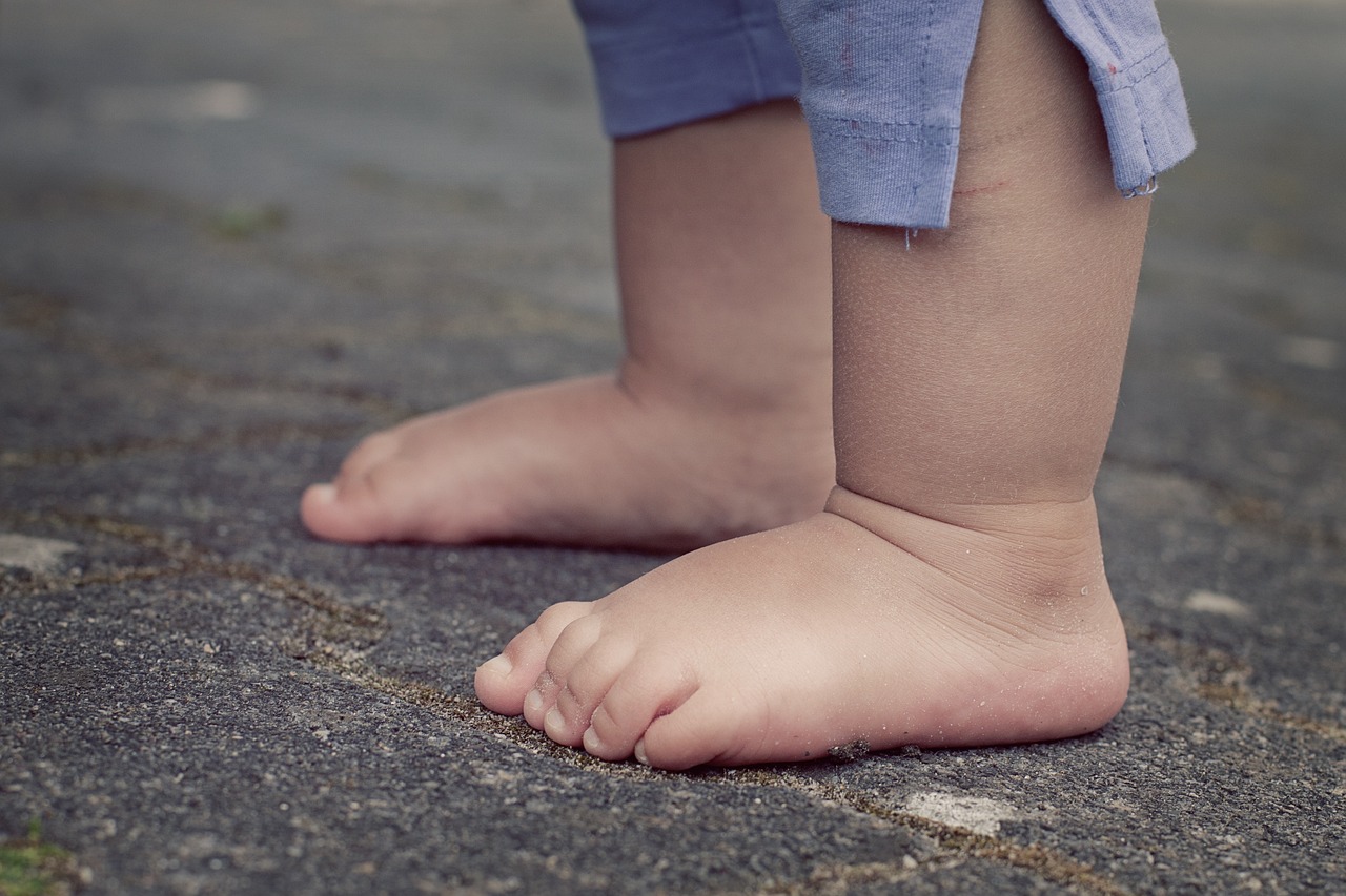 Półtoraroczny maluch runął na beton. Uratował go żabol CBŚP