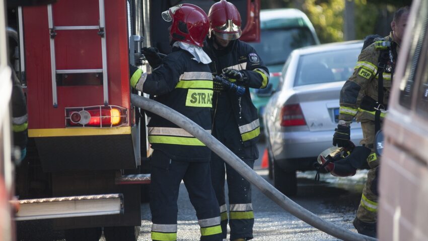 Tragiczny pożar w mieszkaniu. Nie żyje mężczyzna, dziecko trafiło do szpitala