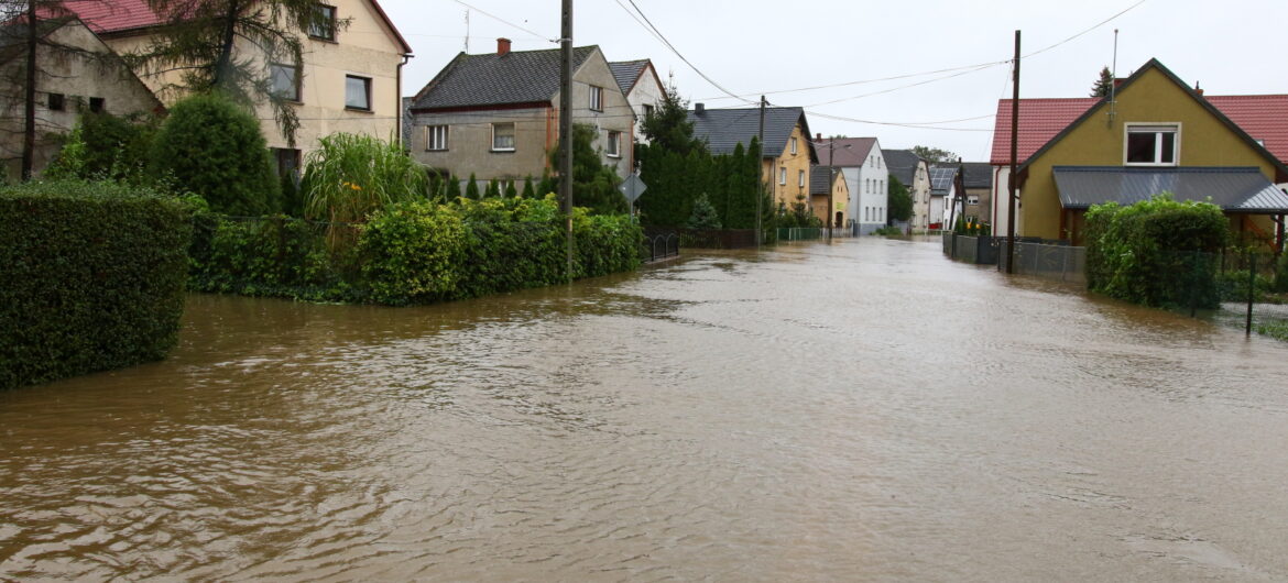 Powódź na ulicach. Strażacy uratowali kobietę uwięzioną w zalanym aucie