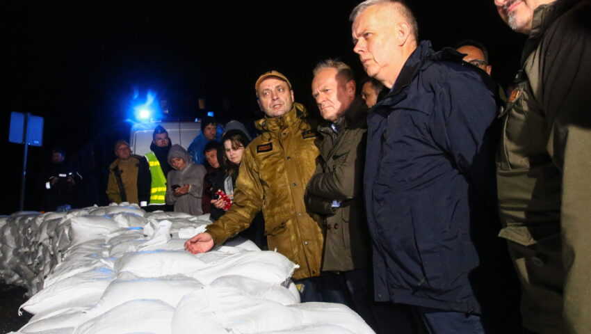 Przerwana tama w Stroniu Śląskim; zniszczony most w Głuchołazach. Woda rozlewa się na ulicach kolejnych miejscowości