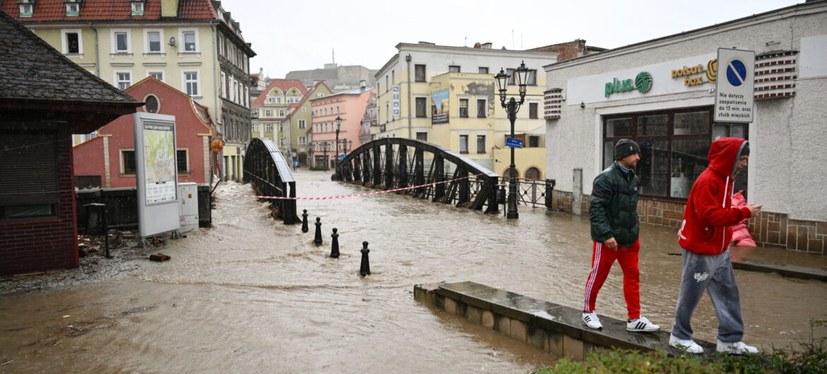 Kłodzko – po powodzi miasto tonie w śmieciach.