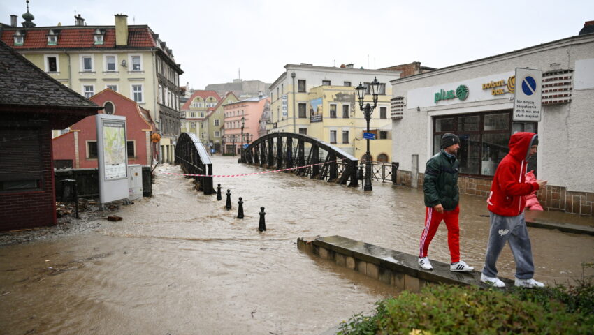 Kłodzko – po powodzi miasto tonie w śmieciach.