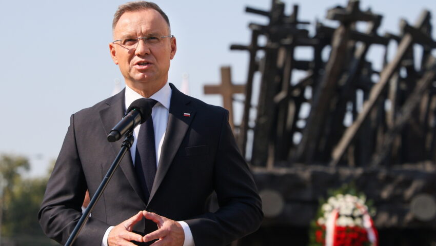 Andrzej Duda w rocznicę sowieckiej agresji na Polskę: „Bucza (…) katyński model mordowania bezbronnych ludzi ze związanymi z tyłu rękami”.