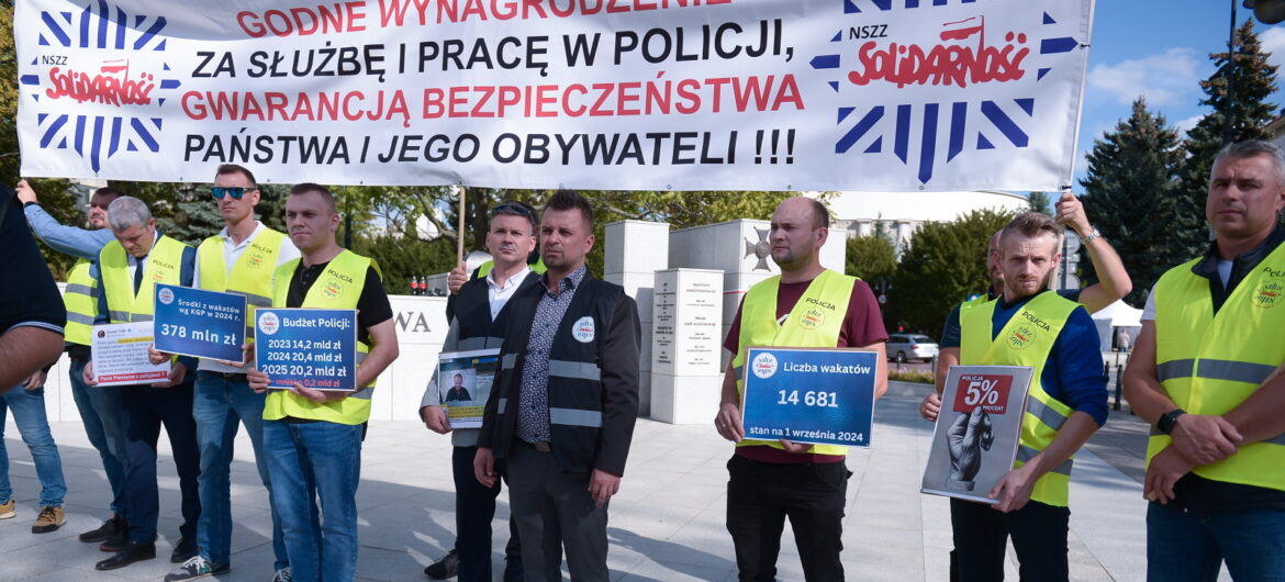 Policjanci w petycji do premiera chcą podwyżek i powiązania budżetu policji z PKB