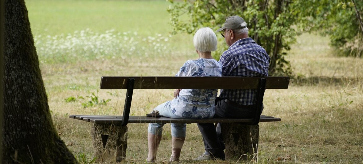 Platforma chwali się wypłatą „czternastki” o prawie 1000 zł niższej niż rok temu. To kpina z emerytów