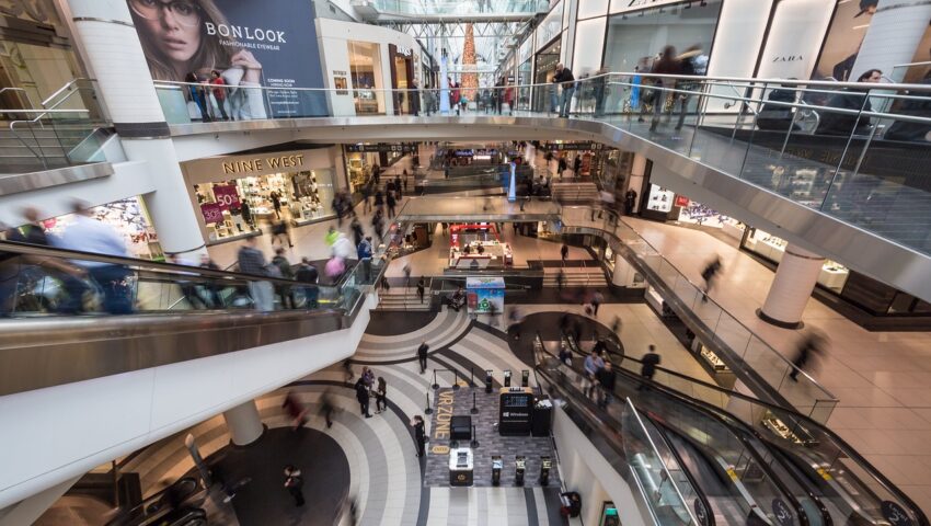 Policja rozbiła grupę planującą zamach bombowy na centrum handlowe