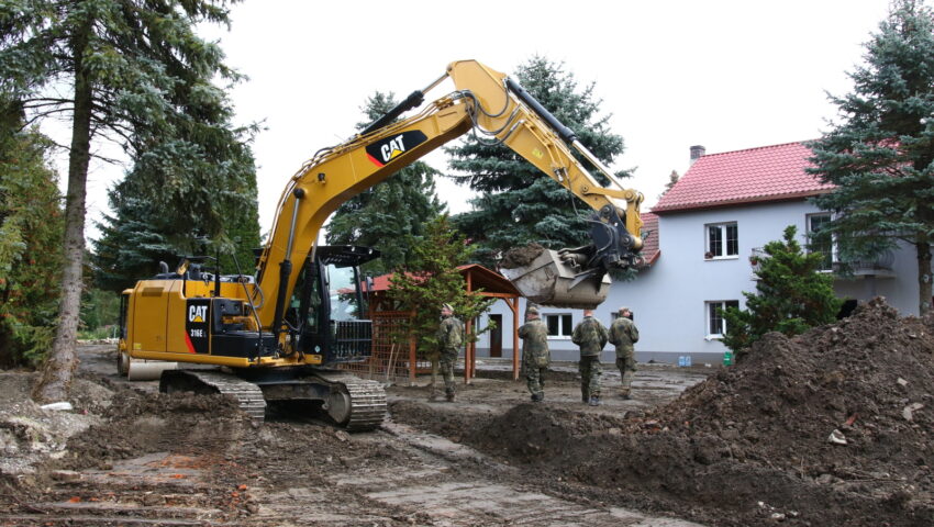 Podczas porządkowania terenów popowodziowych żołnierze WOT znaleźli worek z pieniędzmi