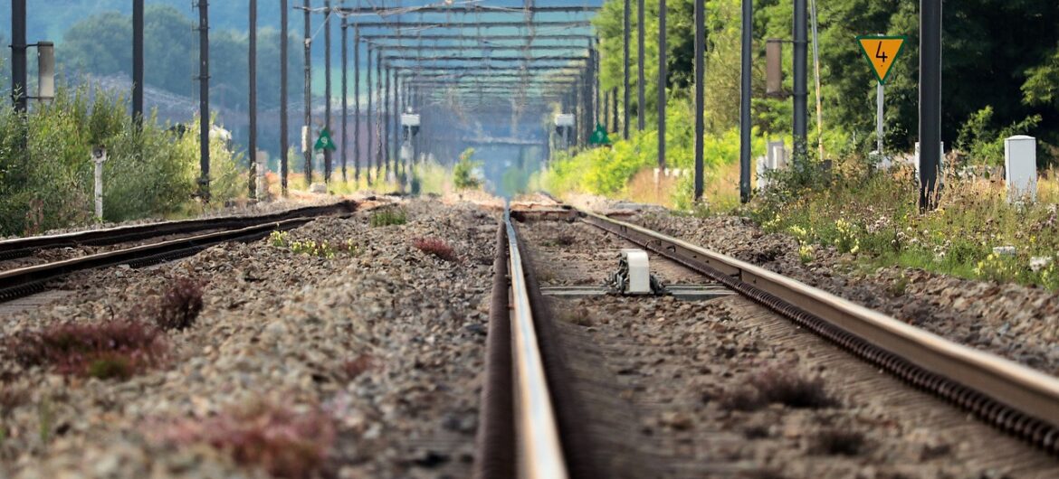 Fałszywe doniesienia o bombach paraliżują kolej