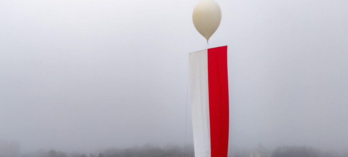 Niezwykła akcja z okazji Święta Niepodległości. Balon stratosferyczny wyniósł nad miasto biało-czerwoną flagę