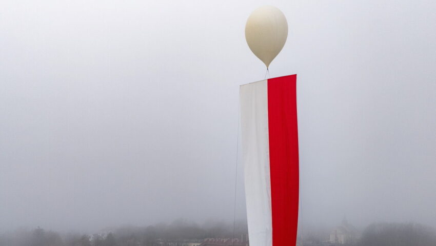 Niezwykła akcja z okazji Święta Niepodległości. Balon stratosferyczny wyniósł nad miasto biało-czerwoną flagę