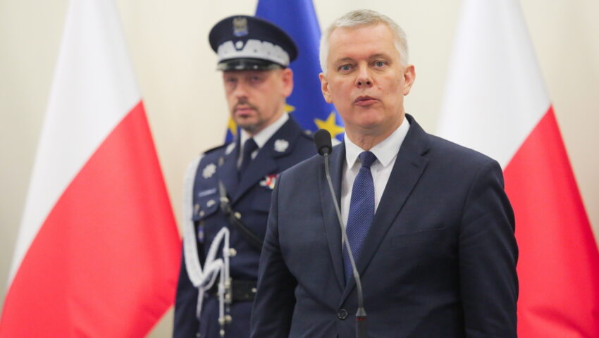 Siemoniak w końcu to powiedział: powodzianie szybciej powinni dostać pieniądze