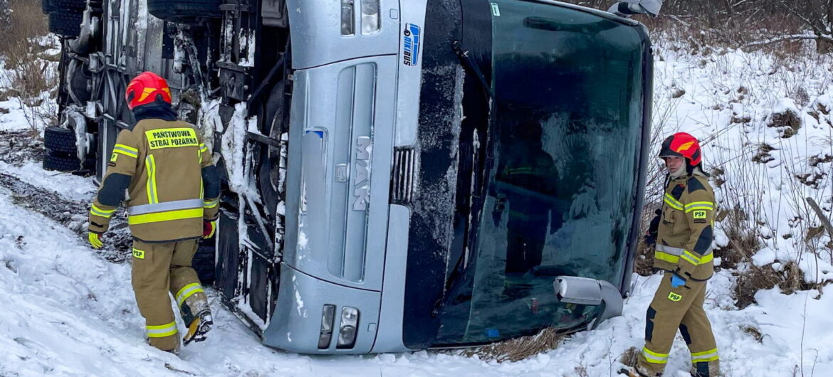 Groźny wypadek autokaru w Ustrzykach Górnych. 19 osób trafiło do szpitala