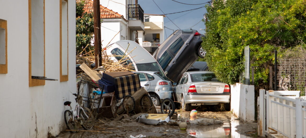 Dantejskie sceny na Rodos: ludzie uwięzieni przez wezbraną wodę