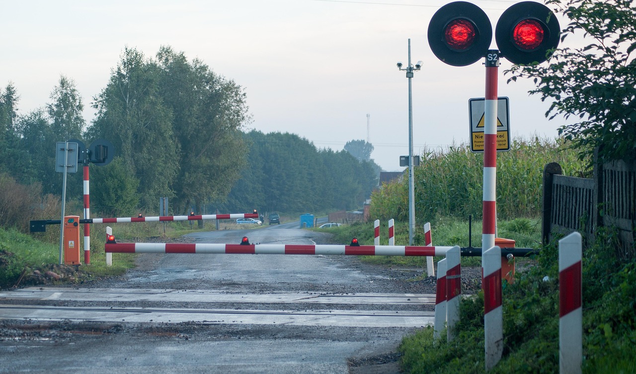 Pędził do ukochanej, utknął na przejeździe i zrobił… najdroższe zdjęcie w życiu