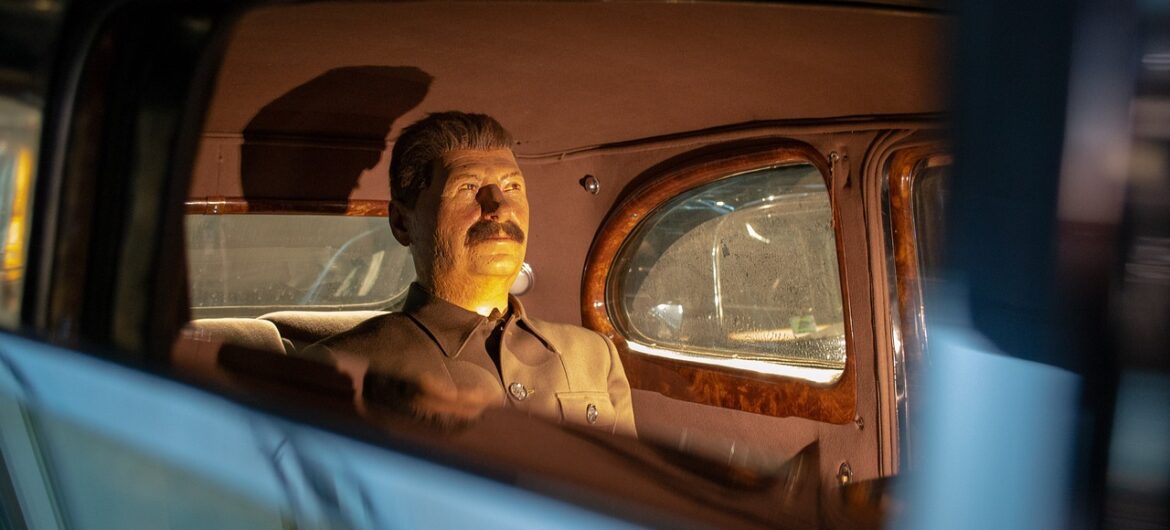 Stalin jako zbawca narodów. Propaganda pod przykrywką sztuki