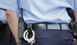 Służba więzienna potwierdza nieprawidłowości ws. matki skutej na pogrzebie własnego dziecka