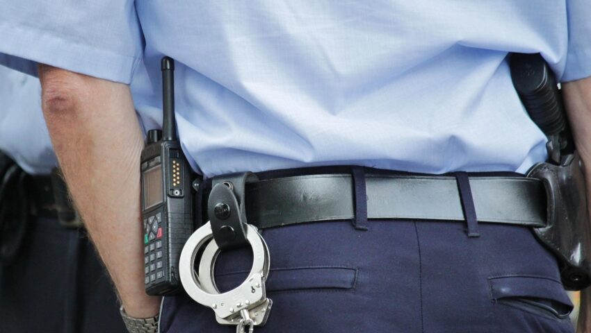 Służba więzienna potwierdza nieprawidłowości ws. matki skutej na pogrzebie własnego dziecka