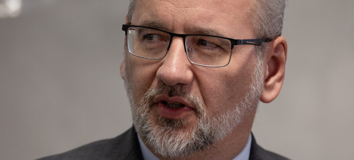 Sprawcy pobicia Adama Niedzielskiego sami zgłosili się na policję. Byli pijani