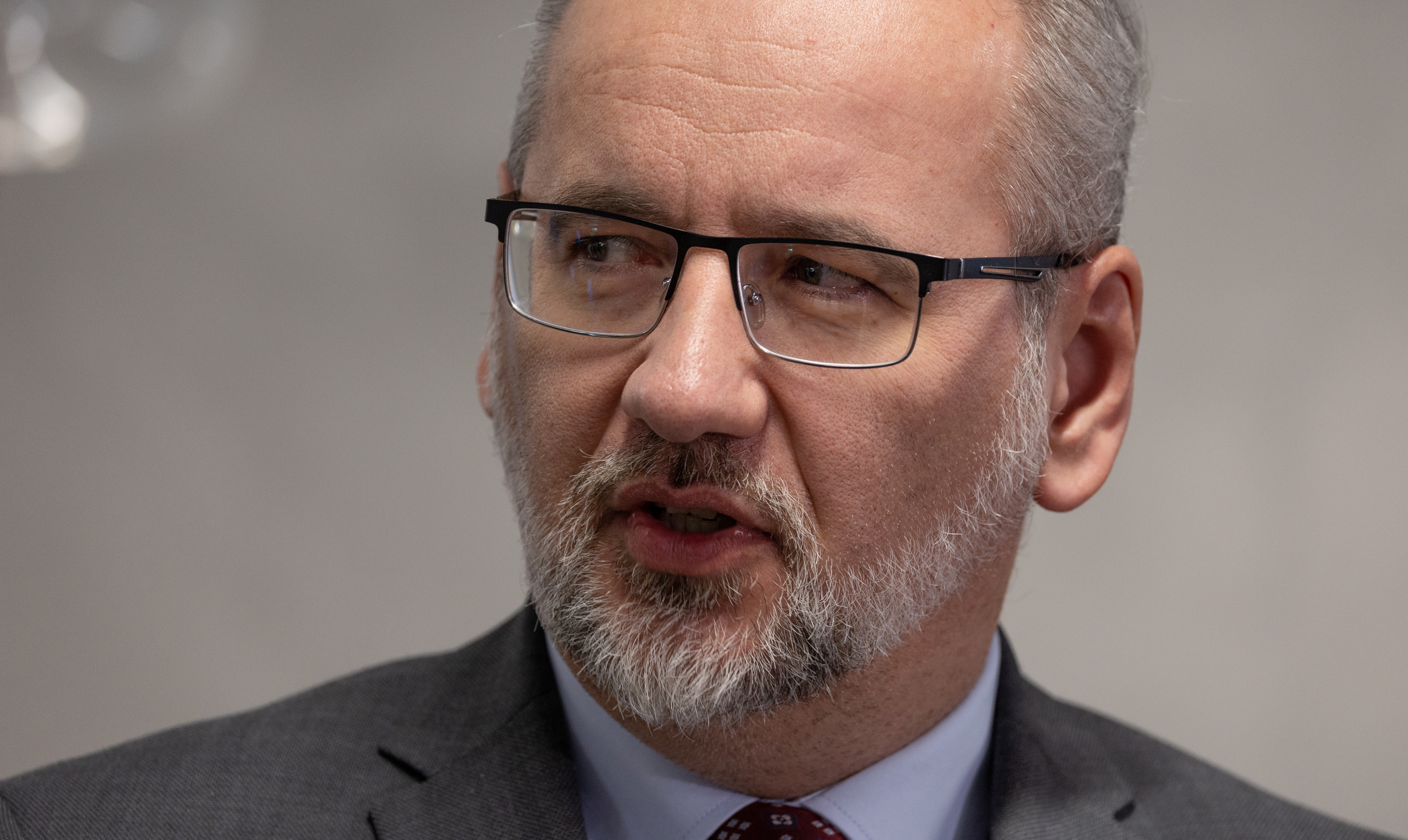 Sprawcy pobicia Adama Niedzielskiego sami zgłosili się na policję. Byli pijani