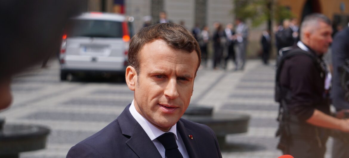 Macronowie przedstawią dowód, że Brigitte Macron urodziła się kobietą