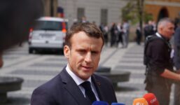 Macronowie przedstawią dowód, że Brigitte Macron urodziła się kobietą