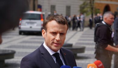 Macronowie przedstawią dowód, że Brigitte Macron urodziła się kobietą