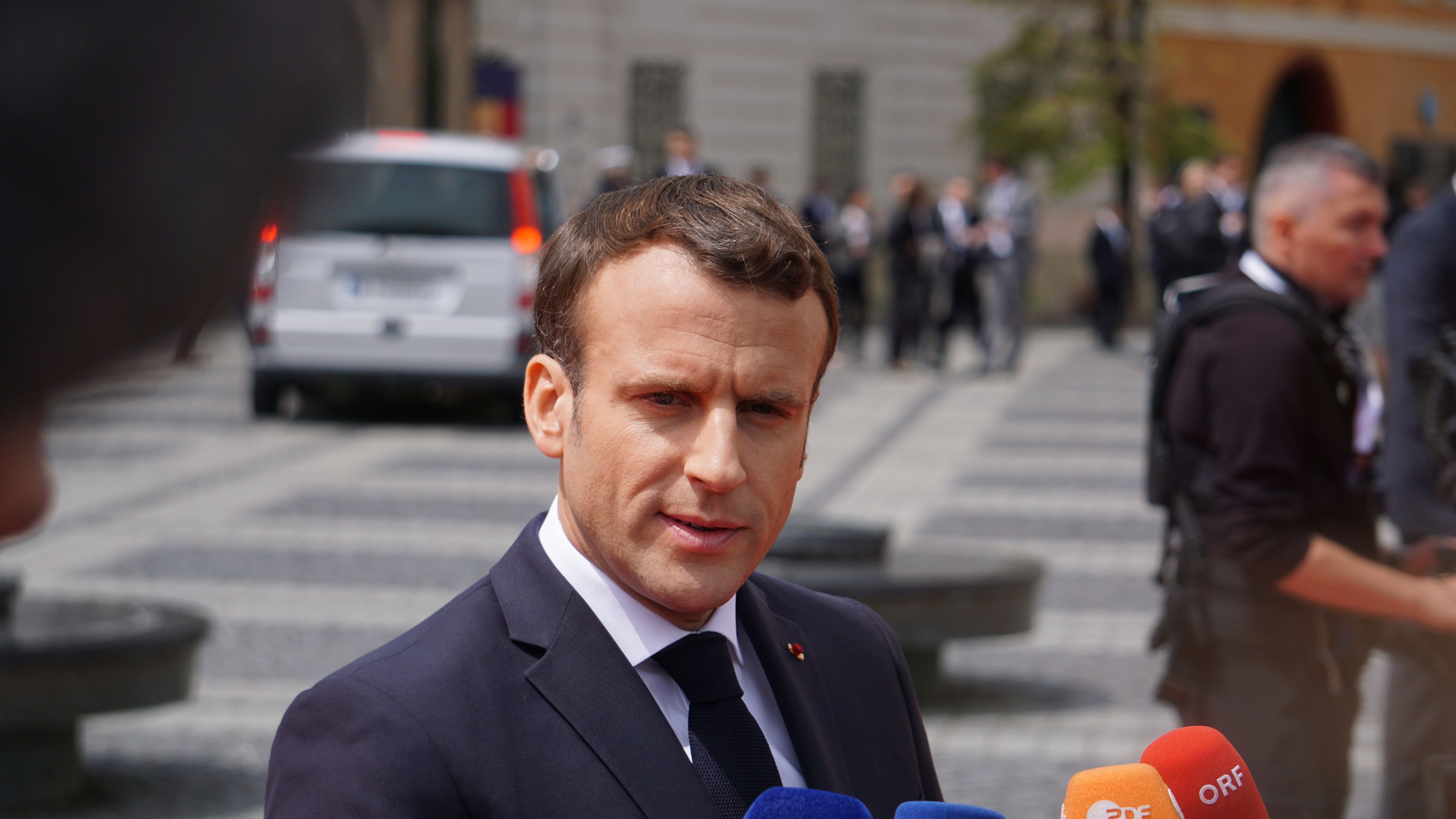 Macronowie przedstawią dowód, iż Brigitte Macron urodziła się kobietą