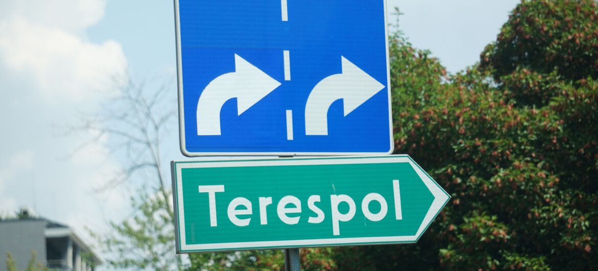 Napisy cyrylicą na dronie, który spadł koło Terespola