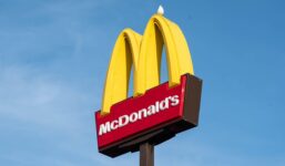 McDonald’s zmienia kolor logo, bo… nie chce drażnić kibiców