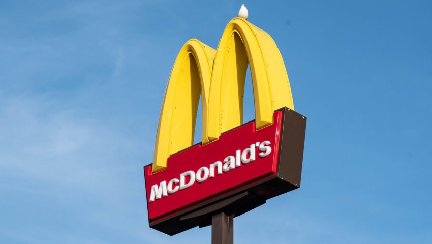 McDonald’s zmienia kolor logo, bo… nie chce drażnić kibiców
