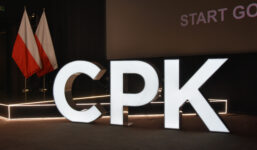 Posłowie PiS zawieszeni przez Jarosława Kaczyńskiego. Chodzi o działkę pod CPK