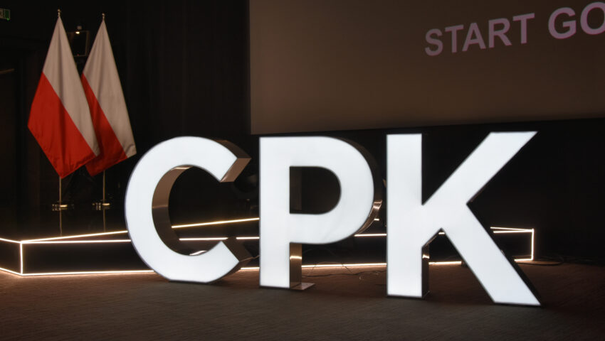 Posłowie PiS zawieszeni przez Jarosława Kaczyńskiego. Chodzi o działkę pod CPK