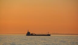 Francuski desant na jednostkę z “floty cieni”