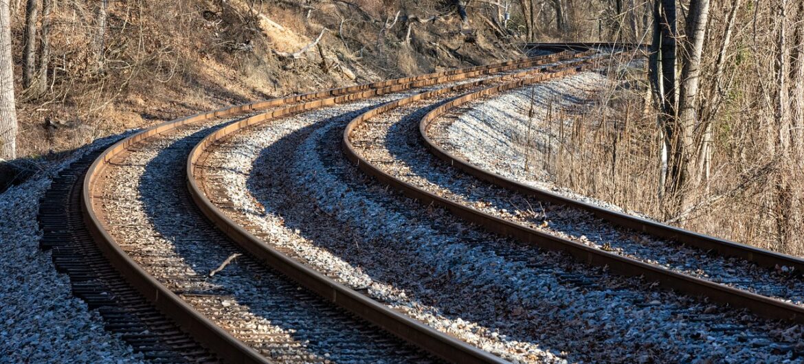 Żołnierze i WOT sprawdzają trasę kolejową, na której doszło do dywersji