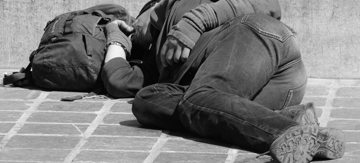 Znęcanie się nad bezdomnymi i bulwersujące nagrania. Skandal w koszalińskiej policji