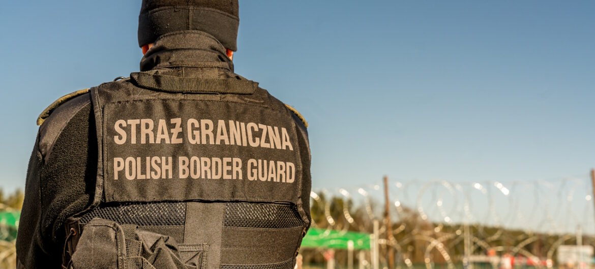 Tunel pod murem na granicy z Białorusią. Służby zatrzymały tłum migrantów