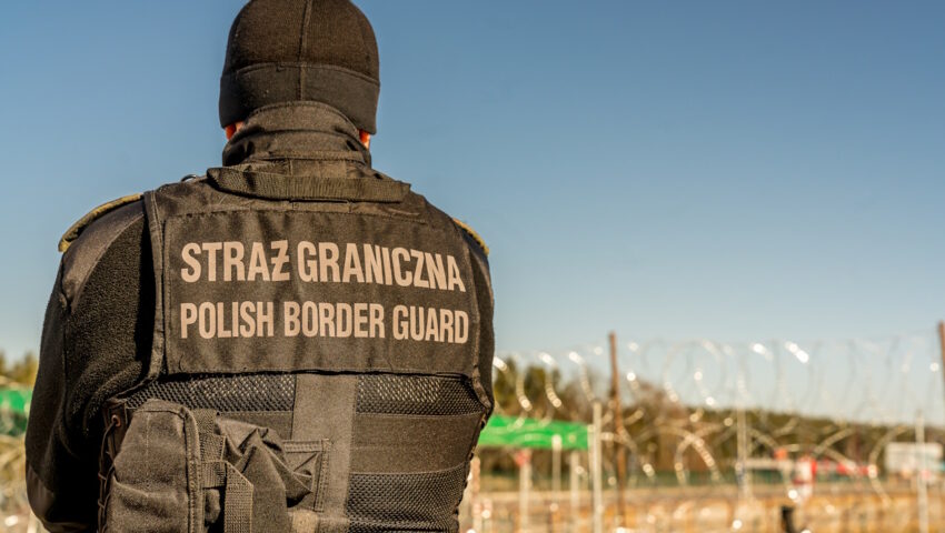 Tunel pod murem na granicy z Białorusią. Służby zatrzymały tłum migrantów