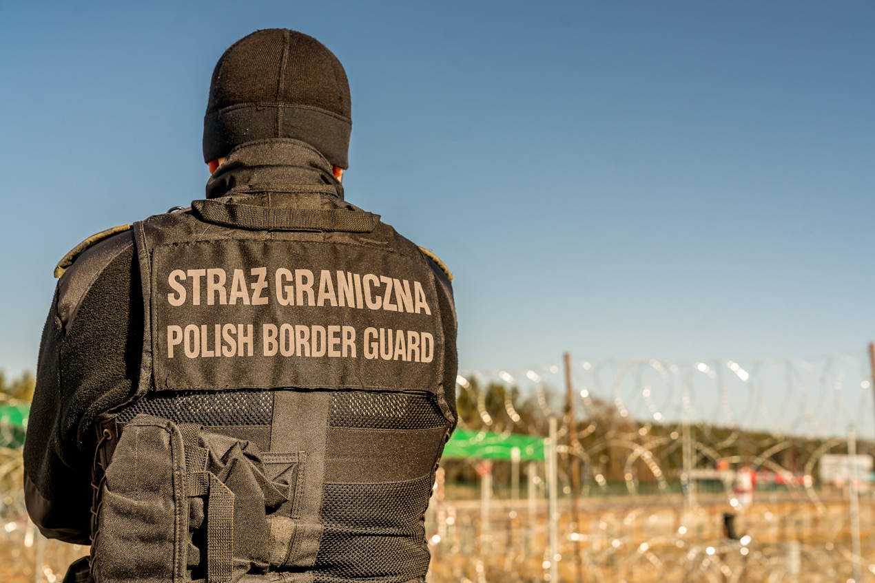 Tunel pod murem na granicy z Białorusią. Służby zatrzymały tłum migrantów