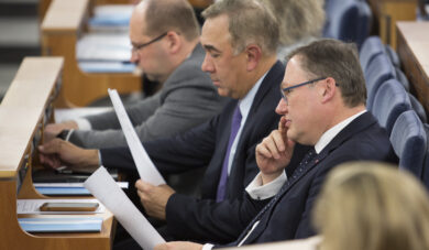 „Ten budżet to życie na koszt własnych wnuków” – senator Bierecki punktuje projekt rządu