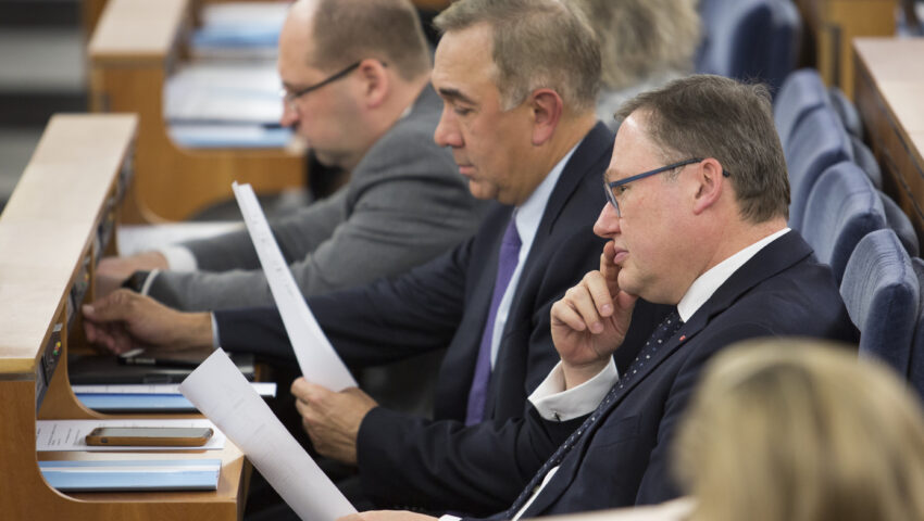 „Ten budżet to życie na koszt własnych wnuków” – senator Bierecki punktuje projekt rządu