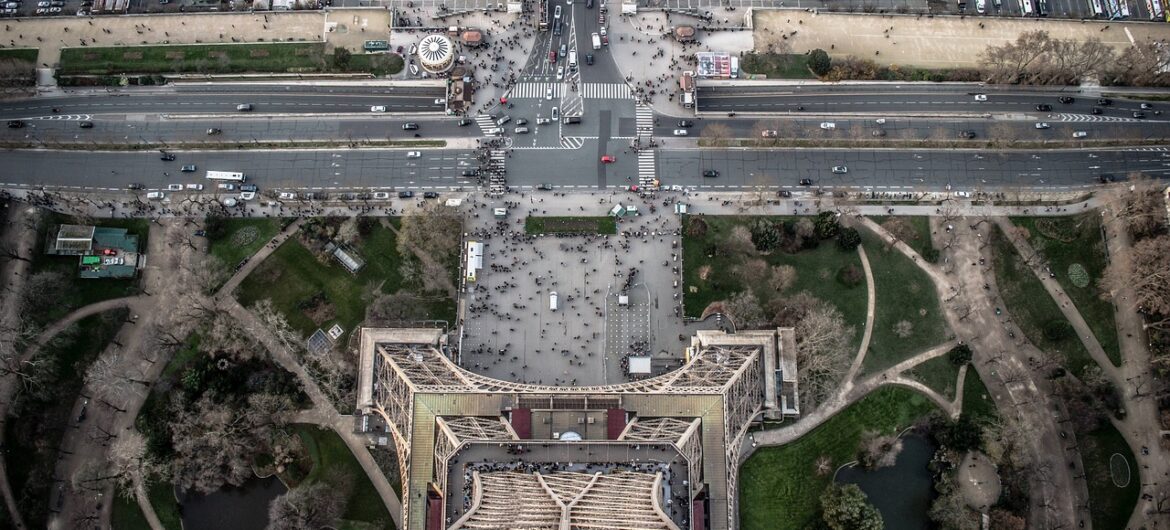 Traktory na ulicach Paryża. Rolnicy przeciwko umowie z Mercosurem