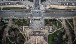 Traktory na ulicach Paryża. Rolnicy przeciwko umowie z Mercosurem