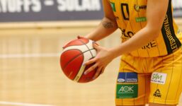 Ma 226 cm wzrostu, 18 lat i właśnie debiutuje na parkiecie. Narodziny gwiazdy?