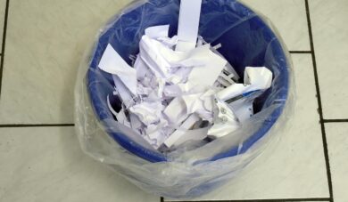 Postępowanie dyscyplinarne wobec nauczycielki, która wyrzuciła do kosza krzyż