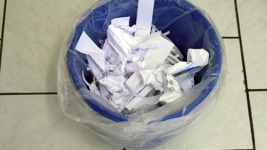 Postępowanie dyscyplinarne wobec nauczycielki, która wyrzuciła do kosza krzyż